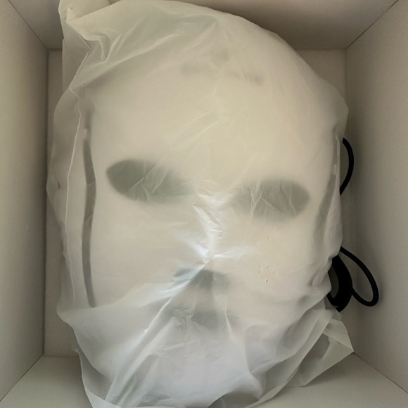 Evertone Omniglow Face & Neck LED + Microcurrent Therapy Mask. Tested but unused - Picture 4 of 7